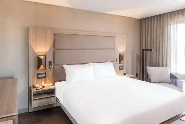 جناح بسرير كينج بغرفة نوم واحدة مع أريكة، AC Hotel by Marriott Boston Cleveland Circle 3/5