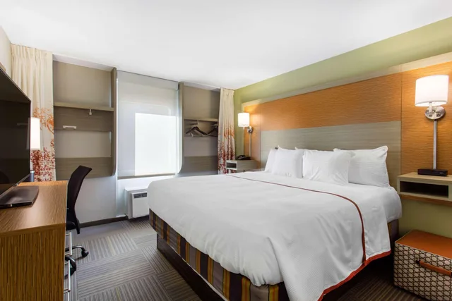 غرفة بسرير كينج، Gallus Stadium Park Inn, an Ascend Collection Hotel 3/5