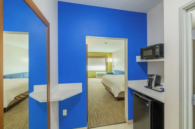جناح بسرير كينج مع أريكة، Holiday Inn Express Suites Lindale 5/7