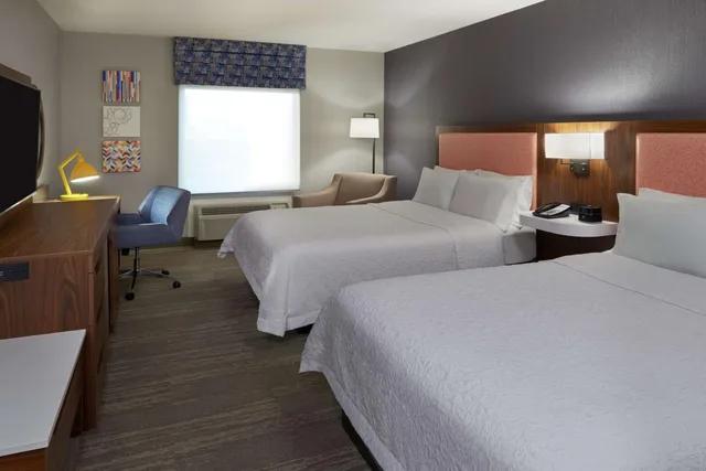 غرفة بسرير كينج وسريرين كوين، Hampton Inn and Suites by Hilton Montreal Dorval 1/3