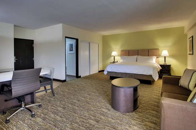 جناح بسرير كينج وسرير كوين بغرفتي نوم مع أريكة لذوي الإعاقة، Candlewood Suites Wichita East An Ihg Hotel 5/6