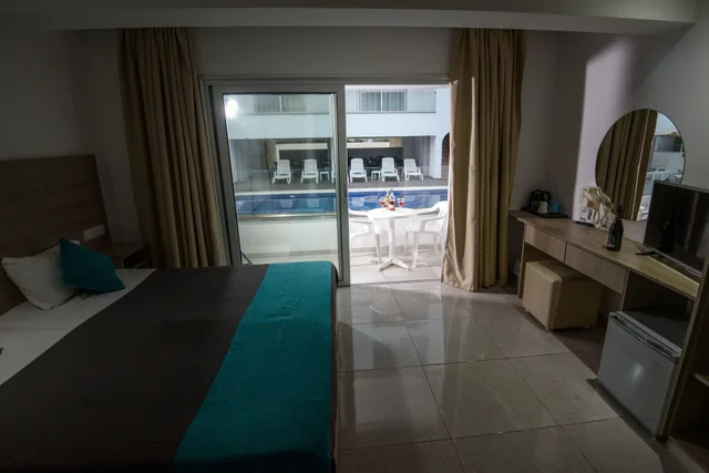غرفة بسريرين منفصلين بإطلالة على المسبح مع أريكة، Annex Apartments 6/10