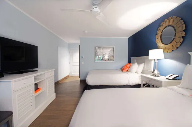 Chic, 2 Queen Beds, Balcony، Banana Bay Resort and Marina 6/9