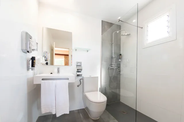 غرفة سوبيريور بسرير كوين بشرفة، Neptuno Paguera Hostal 5/8
