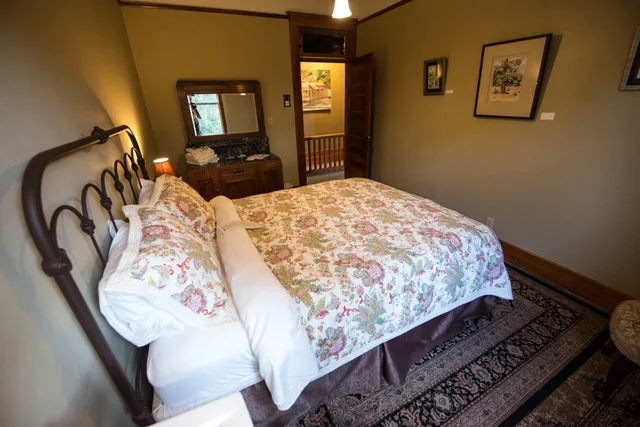 Traditional, Queen Bed, Shared Bathroom, Balch Hotel 10/10