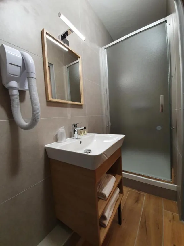 Petite, Double Bed، Hotel Les Pieux 8/8