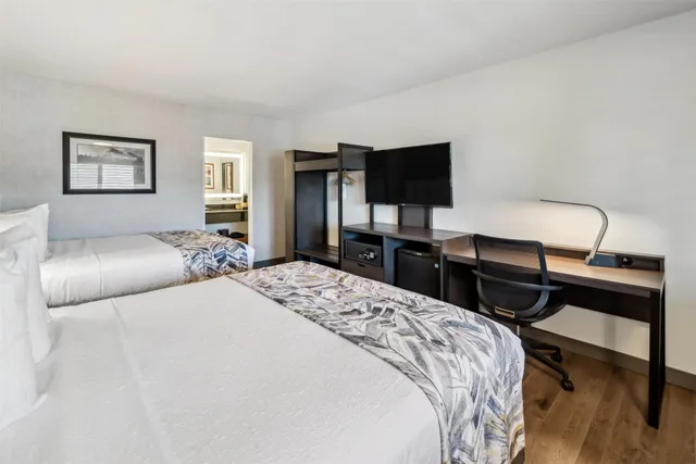 Courtyard, Executive, 2 Queen Beds، Best Western Plus Hilltop Inn 2/4