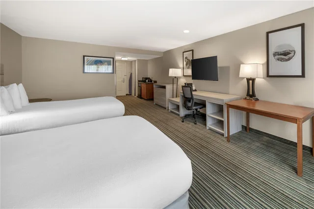جناح بسريرين مزدوجين بحوض استحمام لذوي الإعاقة، Best Western Plus Twin View Inn & Suites 2/4