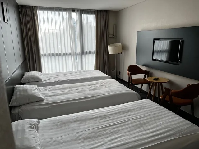 غرفة سوبيريور بثلاثة أسرّة، Hotel Goldendaisy Seogwipo Ocean 3/5