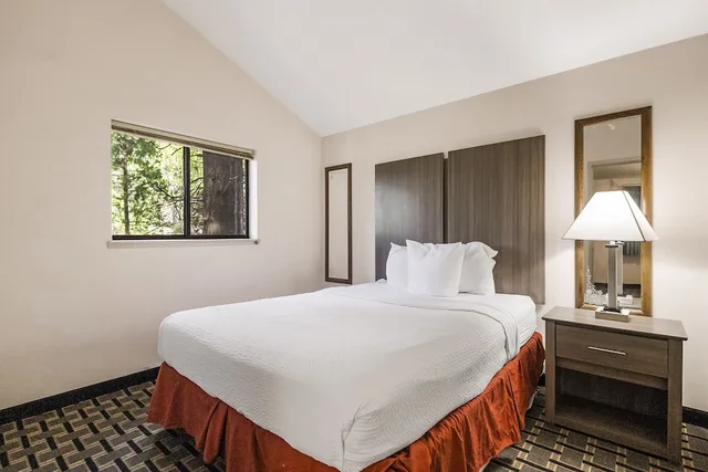 Cabin, Queen Bed, Northern Queen Inn 2/5