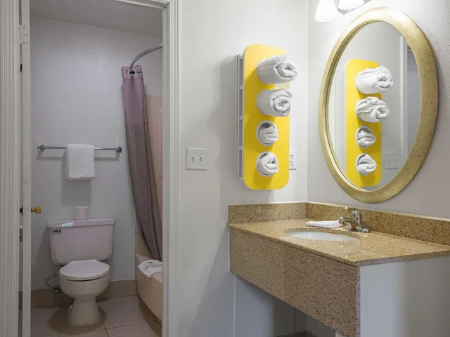 غرفة بسرير كينج للمدخنين، Motel6 Columbus, OH - OSU 4/6