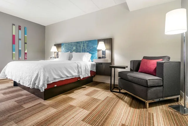 غرفة بسرير كينج مع أريكة، Hampton Inn Richmond 5/7