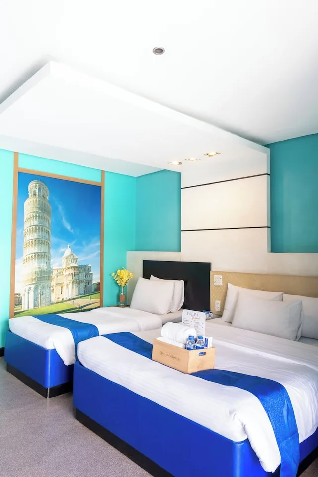 Mega, Suite, 1 Queen and 1 Single Bed، Hotel Dream World 5/10