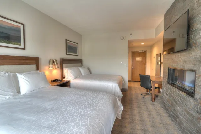 جناح بسريرين كوين بغرفة نوم واحدة مع أريكة، Holiday Inn & Suites Pigeon Forge Convention Center (ex Econo Lodge Hotel) 3/6