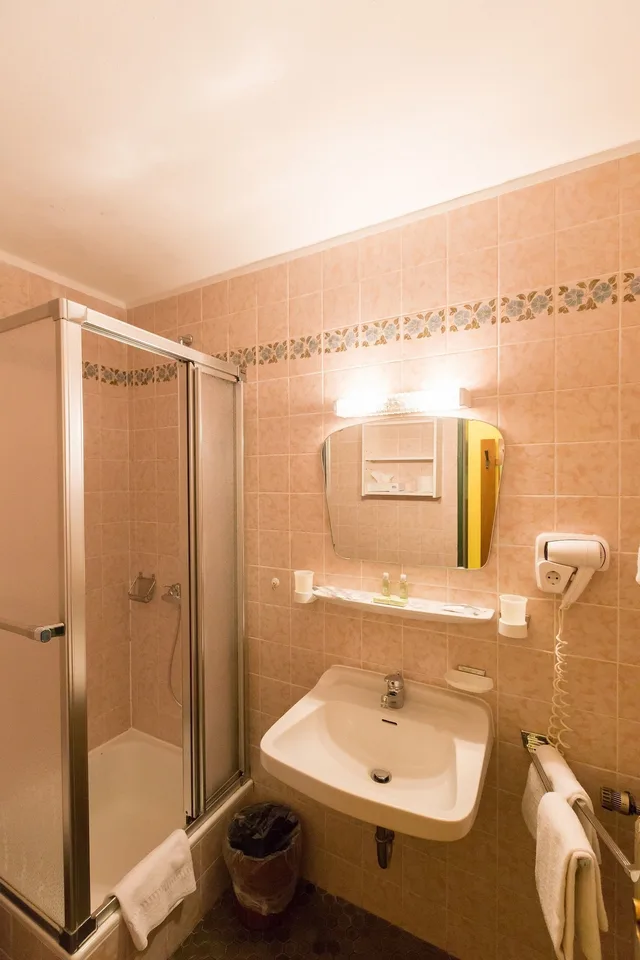غرفة عائلية بسريرين كوين بشرفة مع أريكة، Deva Hotel Sonnleiten 4/4