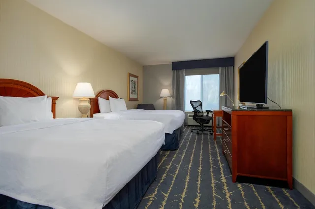 غرفة بسريرين كوين لذوي الإعاقة، Hilton Garden Inn Milwaukee Northwest Conference Center 2/5