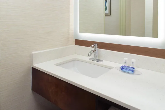 غرفة تنفيذية بسرير كينج مع أريكة، Fairfield Inn & Suites Clarksville 1/2