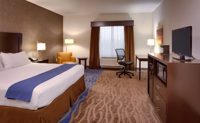 جناح بسرير كينج مع أريكة، Holiday Inn Express Suites Overland Park 1/8