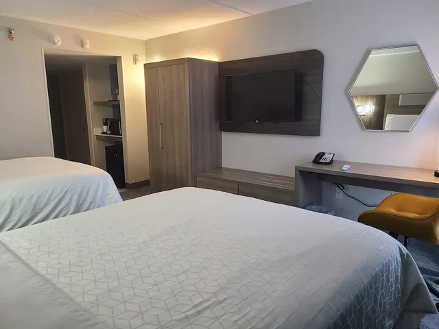 غرفة قياسية بسريرين كوين لذوي الإعاقة، Holiday Inn Express Hotel Suites Ft Lauderdale N Exec Airport 3/7