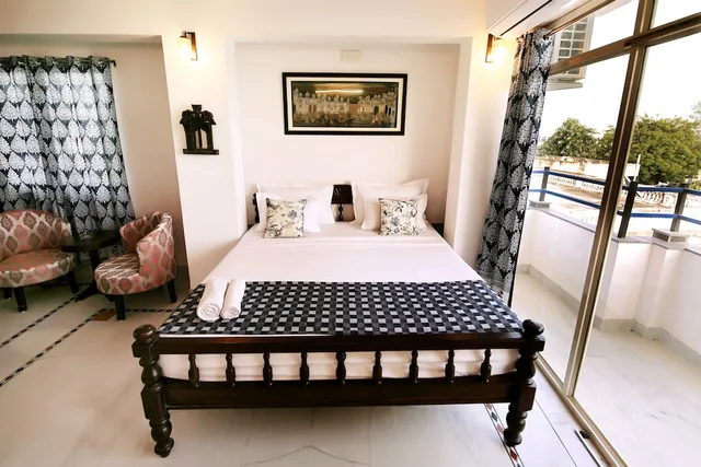 غرفة بريميوم بسرير مزدوج بإطلالة على البحيرة بشرفة، The Lake View Hotel – On Lake Pichola 8/10