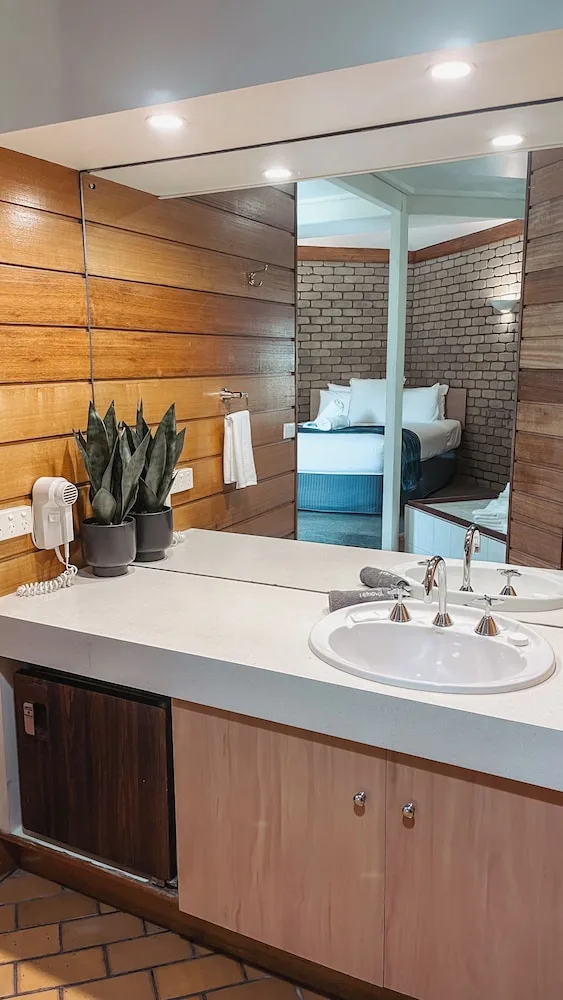 Spa, Queen Bed، Mitchell on Main 4/5