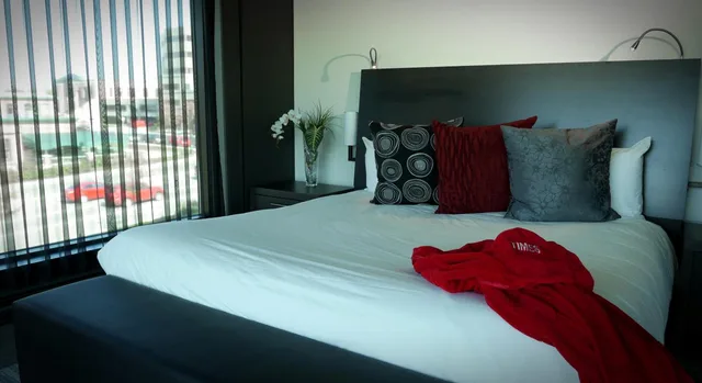 جناح بريستيج بسرير كينج، Grand Times Hotel Sherbrooke 6/8