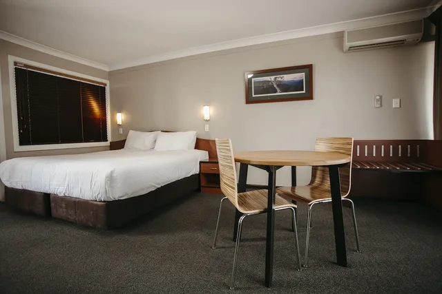 Superior, King Bed, Colonial Motel 1/3