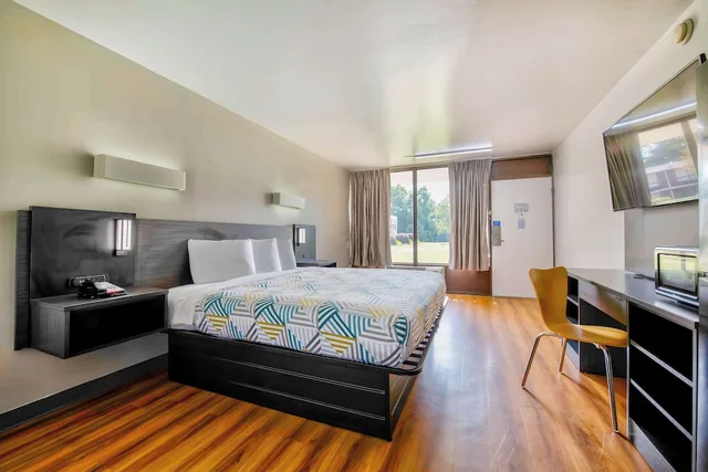 1 King Bed - Premium, Micfridge, Non-Smoking، Motel6 Conyers, GA 1/8