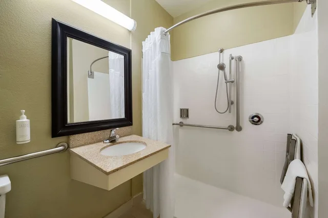 غرفة ديلوكس بسرير كينج لذوي الإعاقة، Hotel Marguerite Anaheim/Garden Grove, Trademark Collection 10/10