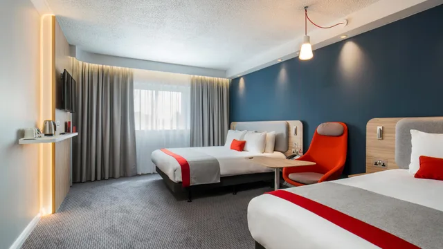 غرفة بسرير كينج لذوي الإعاقة، HOLIDAY INN EXPRESS KASSAM STADIUM 1/3
