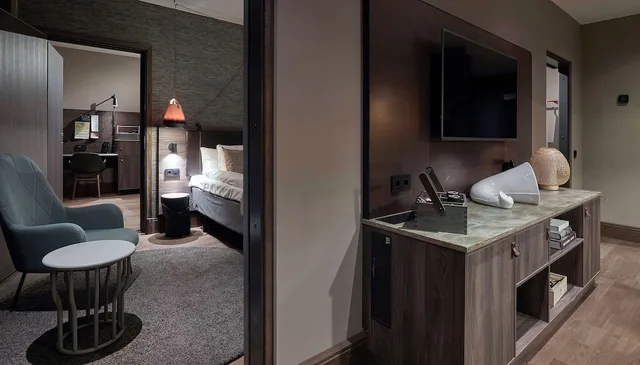 Master, Suite, King Bed, Bunk Bed، Downtown Camper By Scandic 3/3
