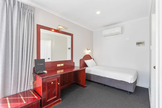 غرفة سوبيريور كبيرة بسرير كوين وسرير فردي بإطلالة على البحر بشرفة، Best Western Port Lincoln 1/5