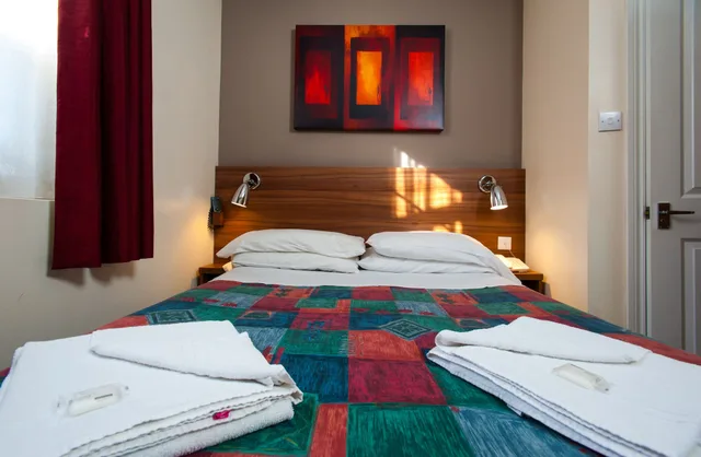 غرفة كومفورت مزدوجة، The Dover Hotel 2/3