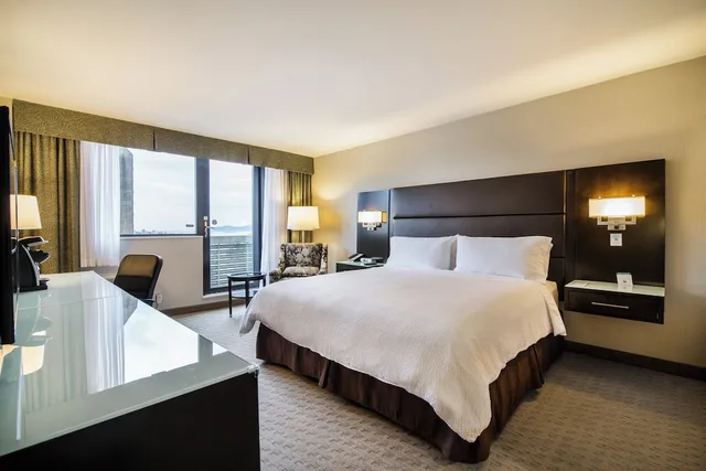 غرفة قياسية بسرير كينج بشرفة، Holiday Inn Vancouver Centre 1/6