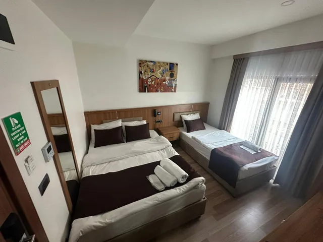 غرفة قياسية ثلاثية بسرير مزدوج وسرير فردي، Hotel La Sera 1/1
