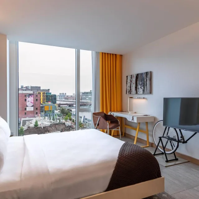 Room, King Bed, Partial Water View، The Envoy Hotel, Autograph Collection 3/10