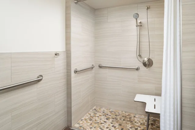 Accessible Deluxe 2 Queens Hearing (DLXAC02Q)، The Lakefront Anchorage 10/10