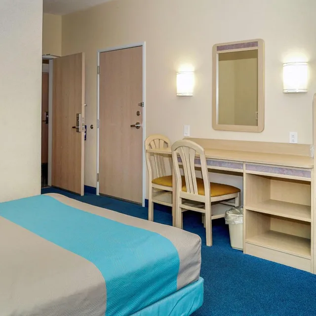 1 Queen Bed - ADA/RI Shower/Non-Smoking، Motel6 Peterborough, ON 5/7