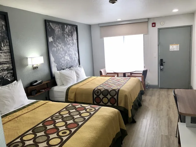 غرفة بسرير كوين وسرير فردي، Super 8 by Wyndham Fort Bragg 5/10
