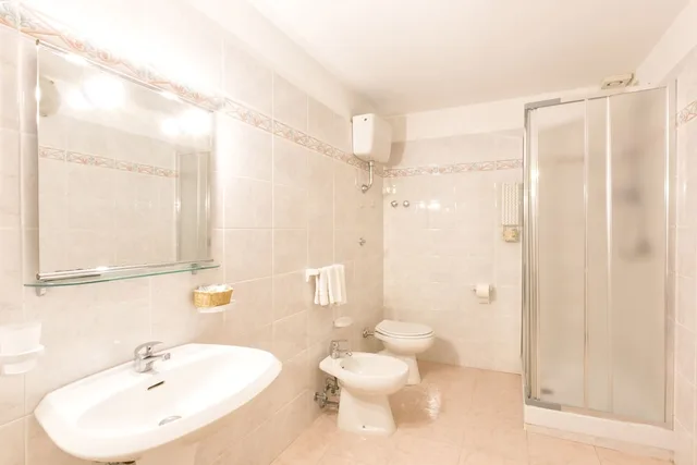 غرفة رباعية بحمام خاص، SISTERS HOSTEL 2/2