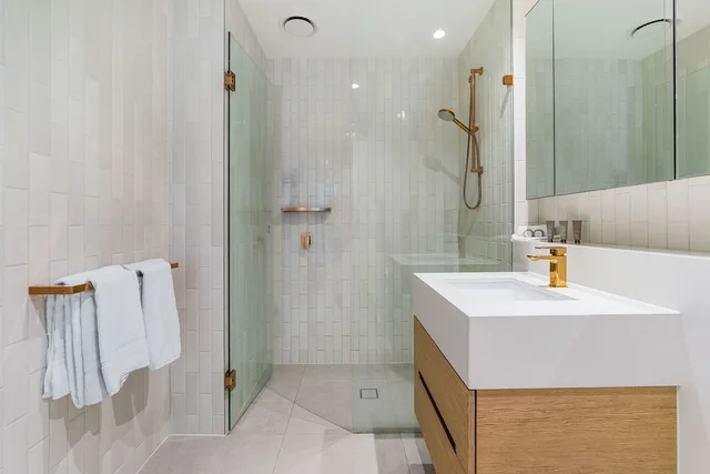 3 Bedrooms, Apartment, 1 King and 2 Queen Beds, 2 Bathrooms، Collins House Apartments by CLLIX 4/6