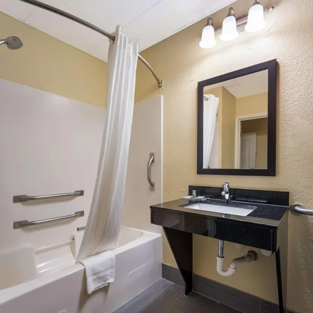 Mini, Suite, King Bed, Sofa, Accessible، Best Western Bradbury Inn & Suites 2/3