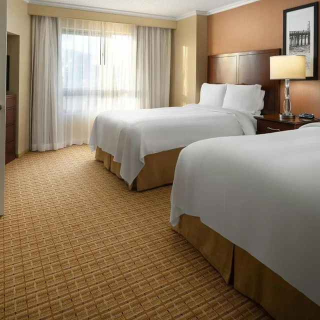 جناح بسريرين مزدوجين بشرفة بغرفة نوم واحدة مع أريكة، Marriott Newport Beach Bayview 1/6