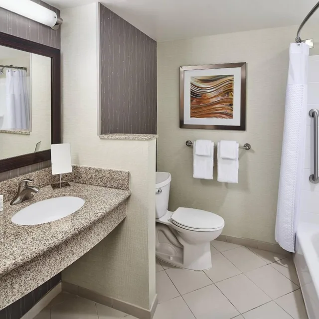 Room, King Bed, Downtown or River View, Sofa، Courtyard By Marriott Shreveport Bossier Louisiana Boardwalk 4/6