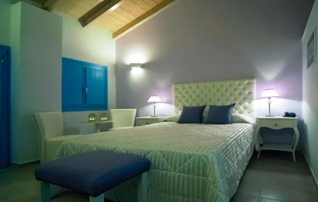 غرفة بسرير مزدوج بإطلالة على البحر بشرفة، Kythira Golden Resort 2/8