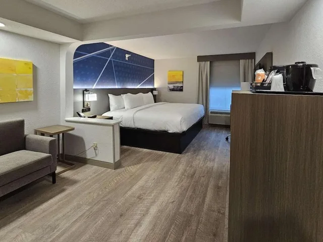 Efficiency, Suite, King and Queen Bed، Comfort Inn & Suites Saint Louis Lafayette Square 1/1