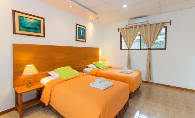 غرفة بثلاثة أسرّة بإطلالة على الحديقة، Twin Lodge Galapagos Hotel 1/10
