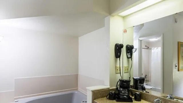 غرفة قياسية بسرير كينج، Suburban Studios Florence I-95 4/4