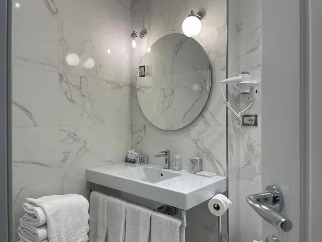 جناح، Hotel Maxim 6/7