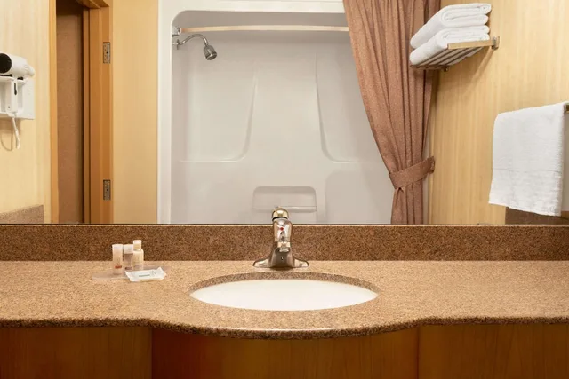 جناح ديلوكس بسرير كوين، Days Inn by Wyndham Swift Current 2/2